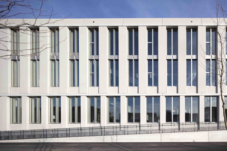Sichtbetonfassade aus glatten und sandgestrahlten  Betonfertigteilen  des neuen Strafjustizzentrums Nürnberg