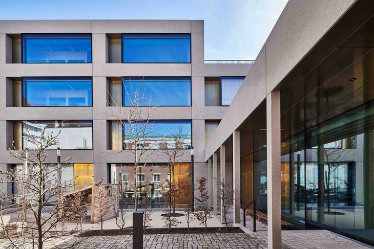 nachhaltiger Sichtbeton Innenhof Maria Ward Schule Nürnberg