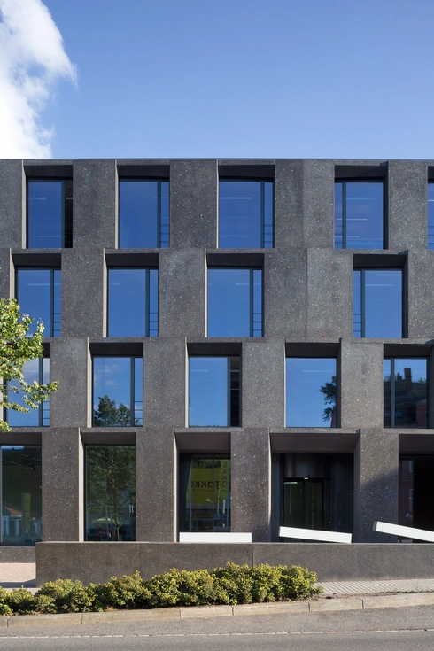 graue, geschliffene Sichtbetonfassade Hochschule Mittweida