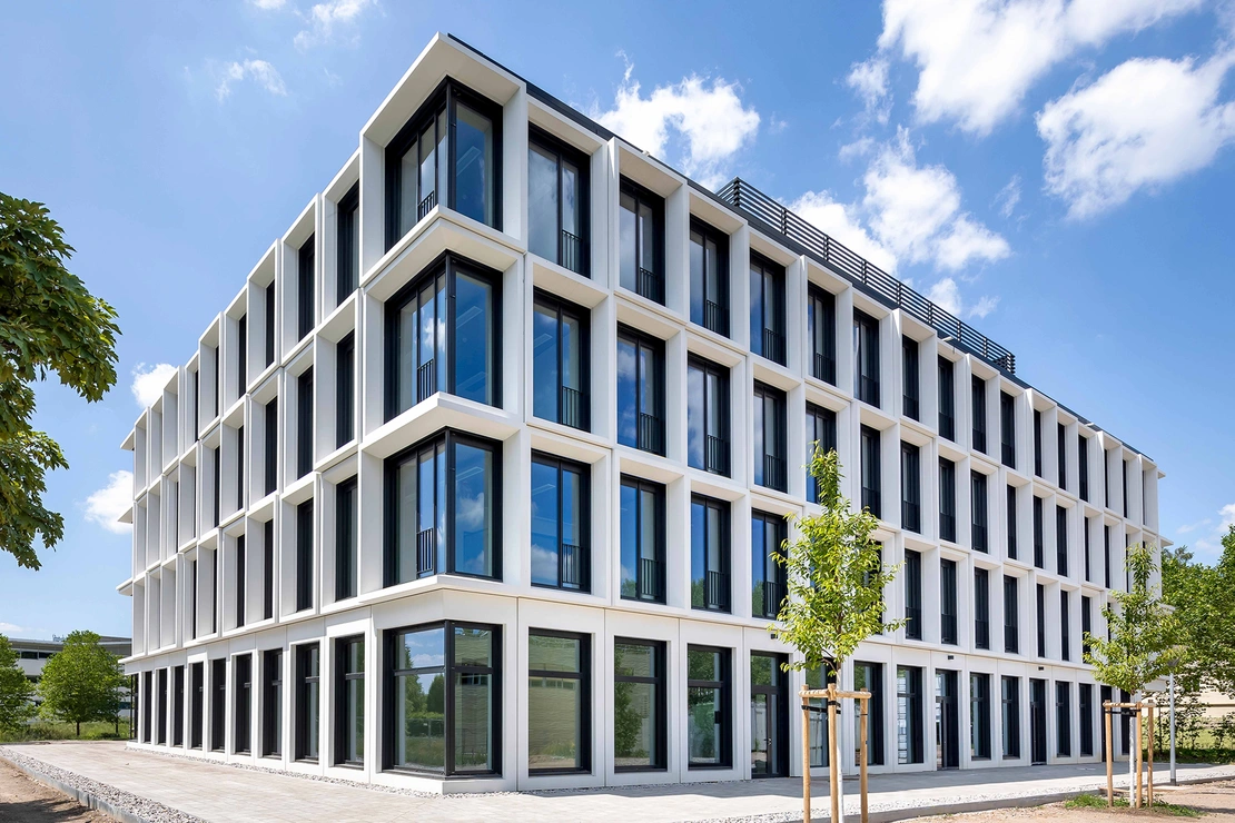 Betonfassade an der Universität Erfurt mit weißen Sichtbetonrahmen