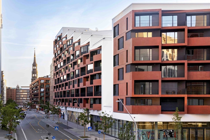 Sichtbetonfassade in rot im Überseequartier Eleven Decks Hamburg
