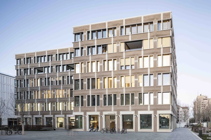 Sichtbeton-Klinker-Fassade am Schwabinger Tor in München