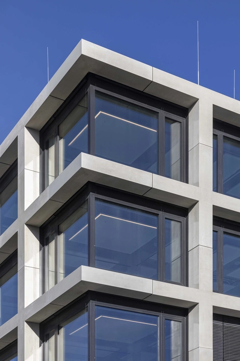 graue Sichtbetonfassade iCampus München