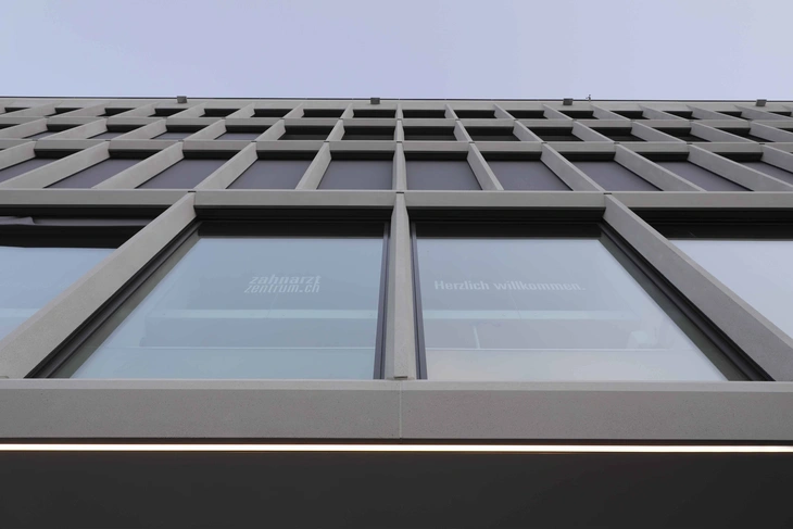 Detail Architekturbetonfassade Steinbock Chur von hemmerlein