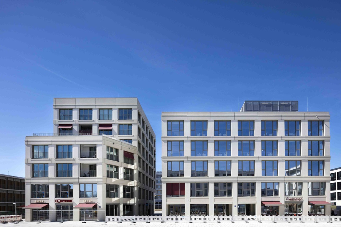 Fassade aus glattem, sandgestrahltem und gesäuertem Sichtbeton am Bauhausplatz in München von hemmerlein