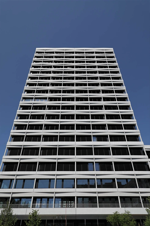 weiße Betonfassade Atmos Zürich