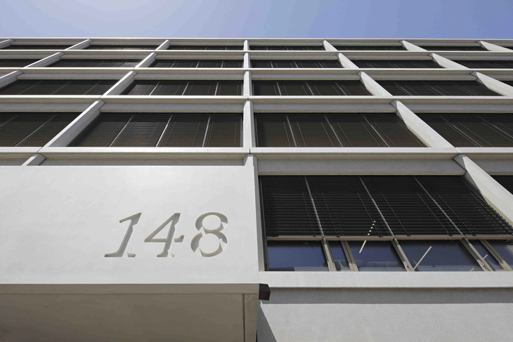 Eingangsdetail mit Hausnummer der weißen Sichtbetonfassade am Avaloq in Zürich