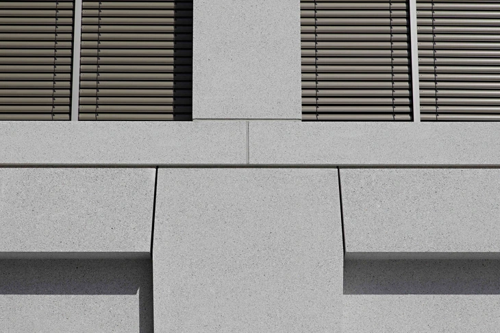 Detailaufnahme der Sichtbetonfassade am Schwabinger Tor S 1ß von Hemmerlein