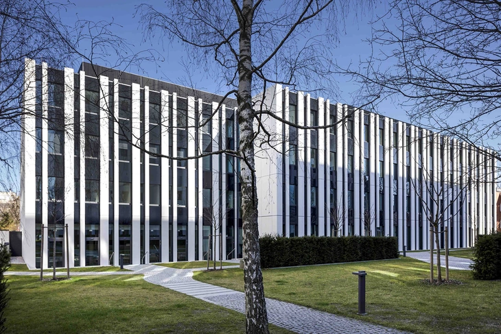 Fassade aus weißem Architekturbeton BG Bau München