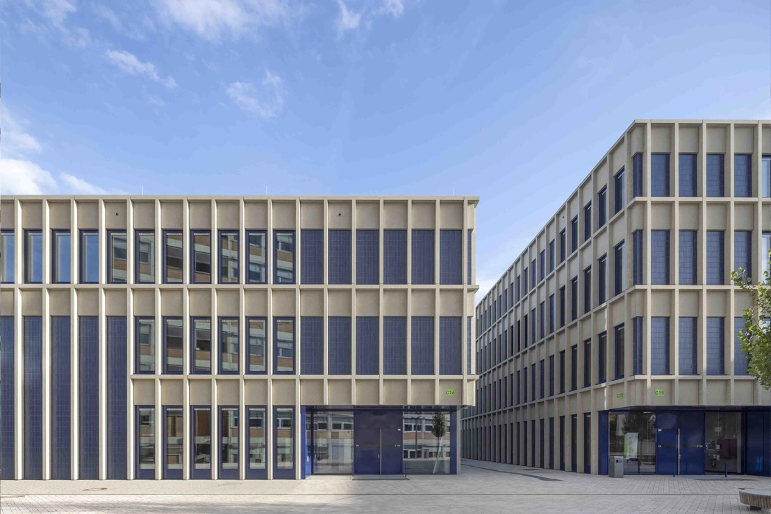 THM Gießen mit beiger Sichtbetonfassade
