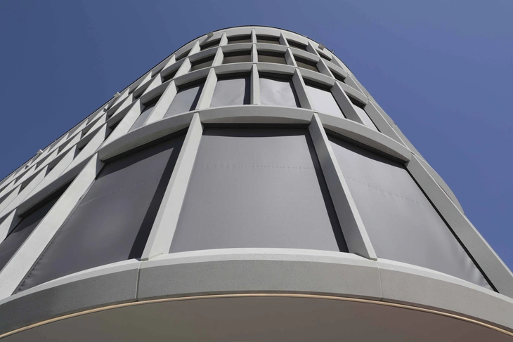 weiße Betonfassade Steinbock Chur Schweiz