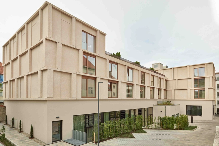 Sichtbetonfassade des Innenhofes des Hotel Rebstocks in Würzburg