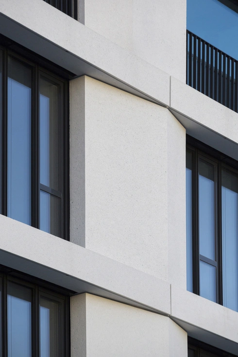 Detailansicht der Sichtbetonfassade am Schwabinger Tor N20