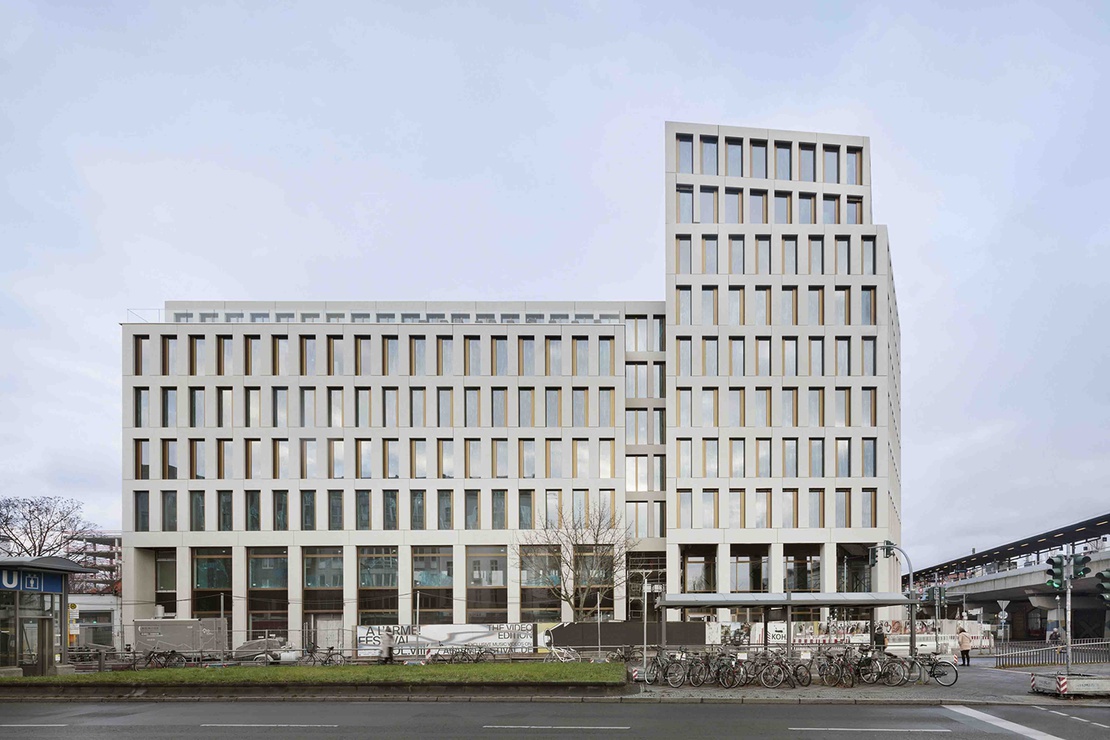Verwaltungsgebäude in Berlin mit sandgestrahlter Sichtbetonfassade von hemmerlein