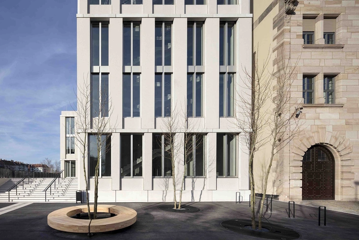Sichtbetonfassade aus glatten und sandgestrahlten Betonfertigteilen des neuen Strafjustizzentrums Nürnberg