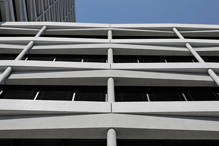 Sichtbetonfassade aus gestrahlten und geschliffenen Betonfertigteilen am Atmos in Zürich Schweiz