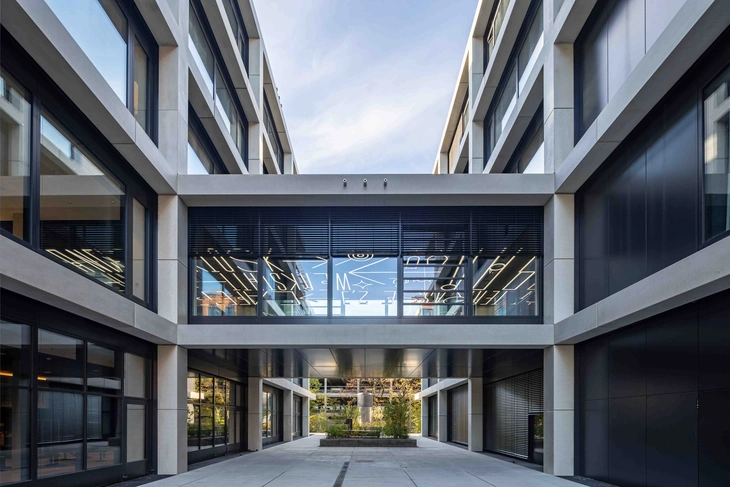 Sichtbetonfassade Innenhof iCampus München
