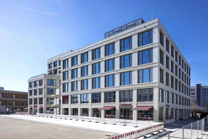 weiße Sichtbetonfassade Bauhausplatz München