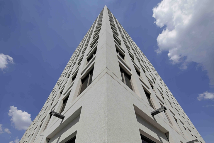 S10 am Schwabinger Tor mit gewaschener Sichtbetonfassade