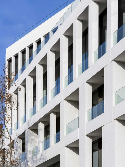 Kalle Neukölln mit heller Sichtbetonfassade von hemmerlein