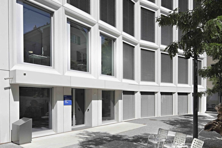Sichtbetonfassade am Eingang des Hochbauamtes Zürich Schweiz