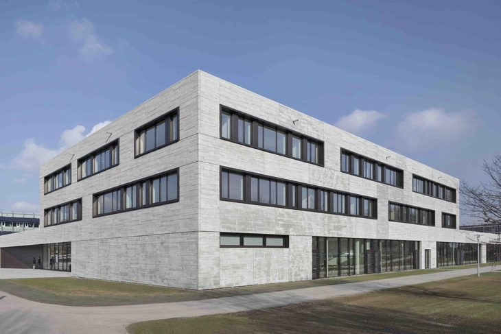 Strukturierte Sichtbetonfassade an der OTH Regensburg von hemmerlein