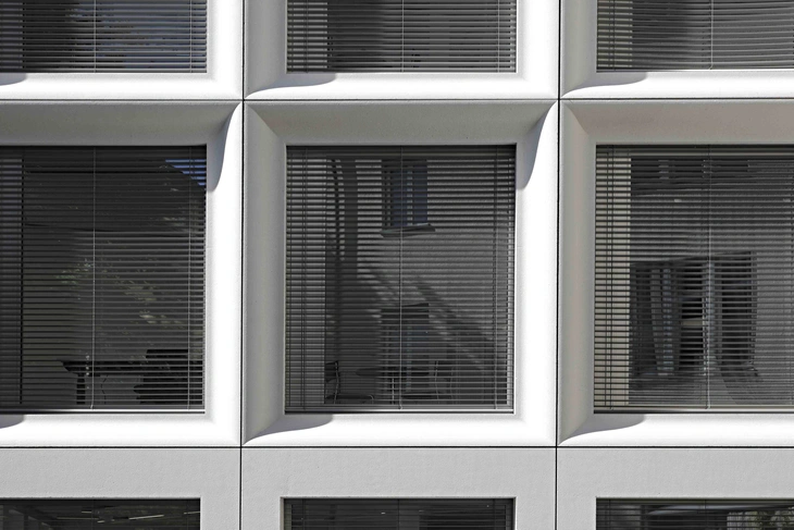 Detail der weißen Sichtbetonfassade am Hochbauamt Zürich Schweiz