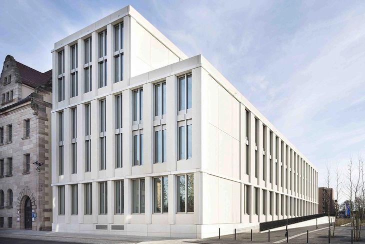 Sichtbetonfassade aus glatten und sandgestrahlten Betonfertigteilen des neuen Strafjustizzentrums Nürnberg