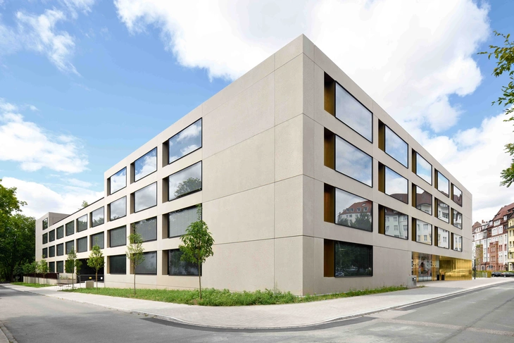 Fassade der Maria Ward Schule aus vorgefertigten Sichtbetonelementen