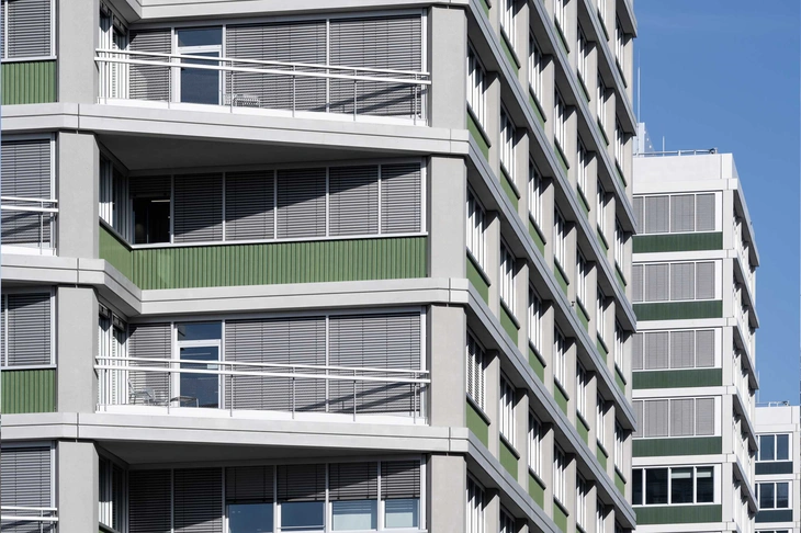 Balkone mit Sichtbetonfassade von Hemmerlein am Qh-Track Berlin